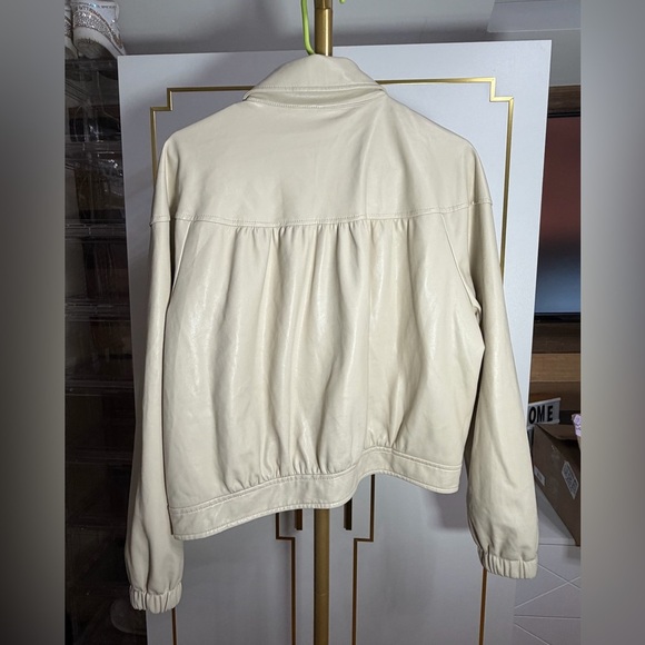 🚨 NWOT Bagatelle Collection Cream Leatherette Bomber Jacket - Picture 3 of 9